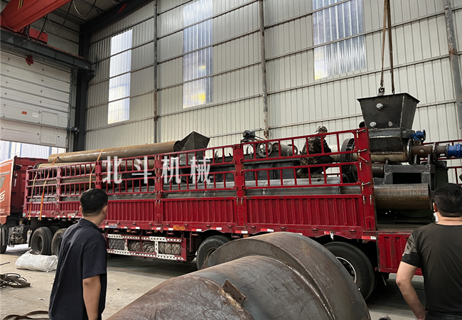 节能连续式锯末炭化炉装车发往安徽